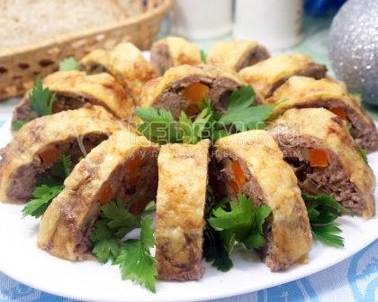 Мясной рулет с грибами и сыром