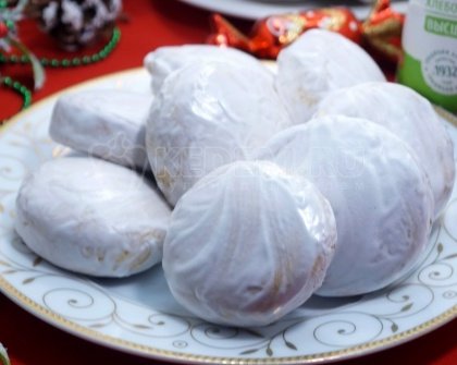 Сахарные пряники в снежной глазури