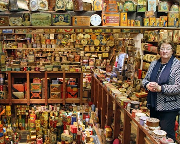 Уникальная коллекция жестяных банок с историческими иллюстрациями собрана в Бельгии