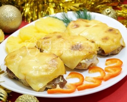 Свинина с ананасами и сыром
