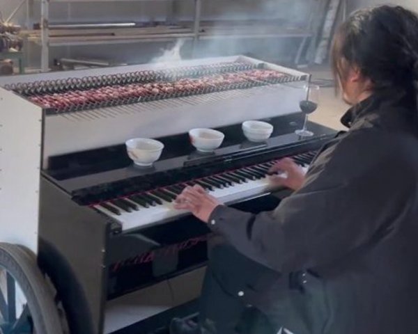 Музыкант виртуозно играет на пианино, на котором готовится шашлык