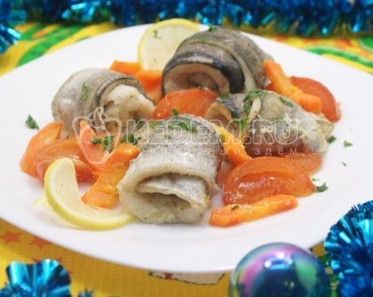 Рулетики из рыбы запеченные с овощами