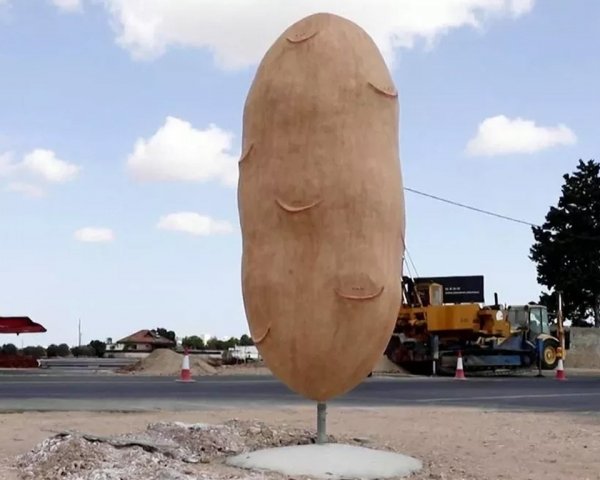На Кипре установили статую большого картофеля высотой 5 метров