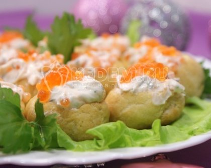 Профитроли с икрой и творожной начинкой