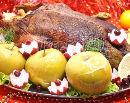 Запеченная утка с яблоками