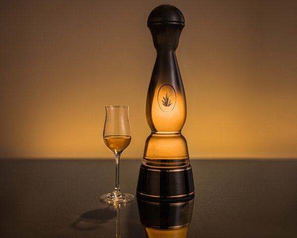 Бутылка для текилы изготовлена из мерцающего стекла с 24-каратным золотом
