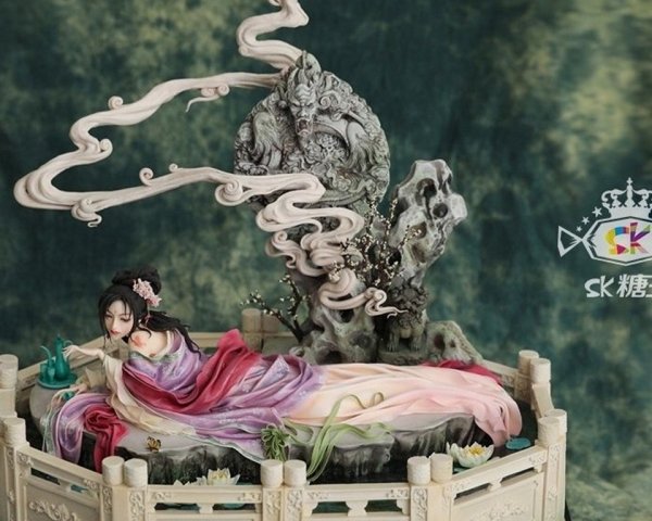 Китайский кондитер украшает торты сахарными фигурками, похожие на фарфоровые куклы