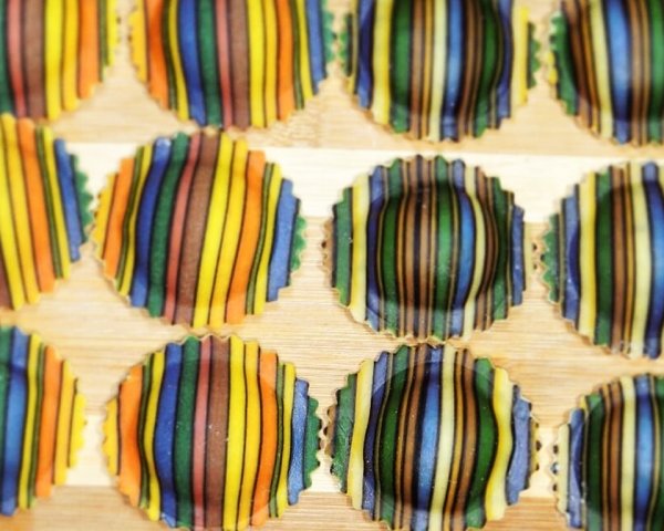 Шеф-повар готовит дизайнерские цветные макароны, похожие на конфеты